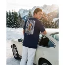 FW26 Backprint T-Shirt Filou 187 Chalet Owners Club BARON - Oxford Blue FW26 Backprint T-Shirt Filou 187 Chalet Owners Club BARON - Oxford Blue