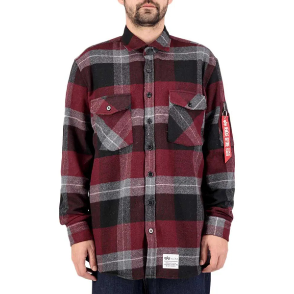 Koszula Alpha Industries, która oferuje więcej niż klasyka